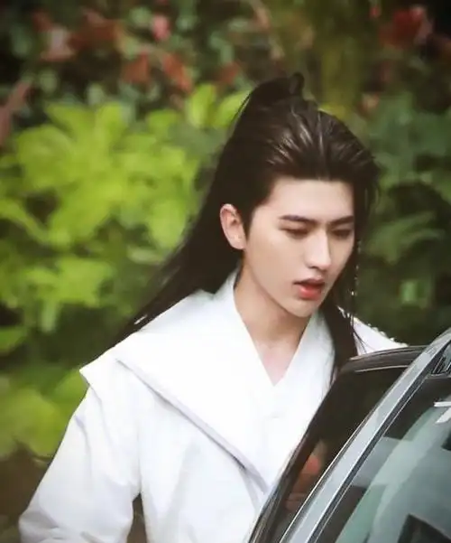 奔跑吧9头扎小辫手拿竹笛蔡徐坤白衣古装造型精美来袭