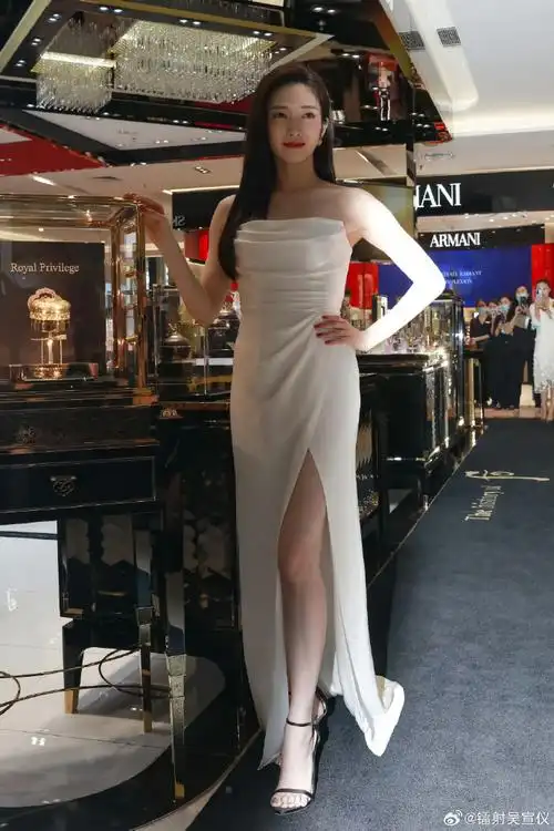 江疏影 黑色一字带高跟美足生图