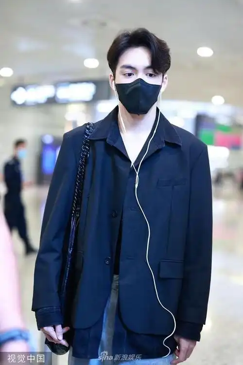 组图曾舜晞穿西装外套搭配短裤现身机场戴耳机大步前行