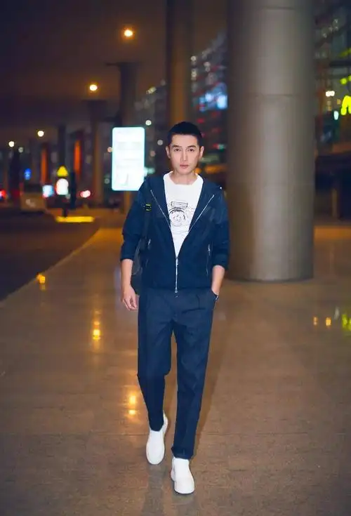 胡歌身着emporio armani特别限量款t恤