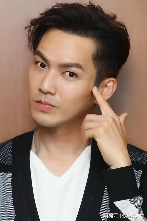 47岁钟汉良被曝隐婚生女小5岁娇妻北京探班被拍身材修长很美