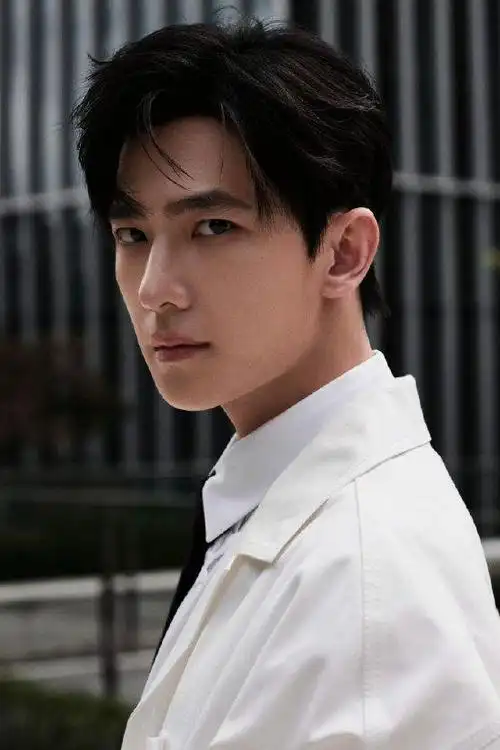 美妆师吴淼发文力挺杨洋 称他真的不矮而且很帅