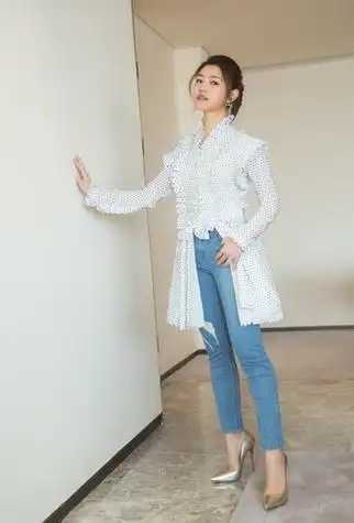 陈妍希出席公益活动 鱼骨辫梨涡笑超治愈