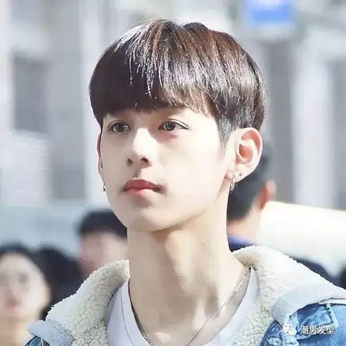 3,锅盖头发型男生除了露出额头中分的发型外,刘海也可以做一些文章!