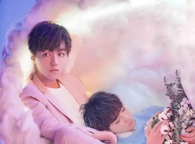 王俊凯又被粉丝神p图,帅气的小凯竟被他们p成了这样的双胞胎!