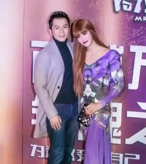 原创李晨有新女友了美女紫色印花裙配咖色长发美过范冰冰