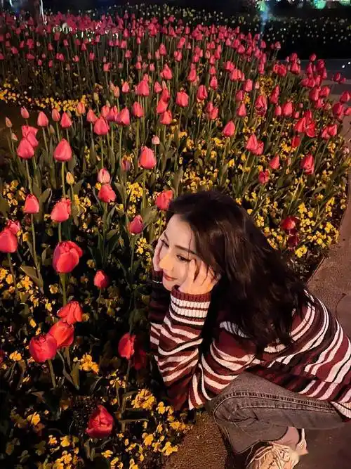 迪丽热巴随拍置身花海双手捧脸娇俏可爱