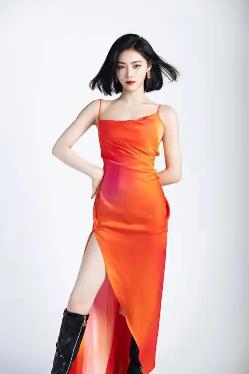 许佳琪红色吊带连衣裙性感写真,一头黑色长发披肩,妆容精致五官立体