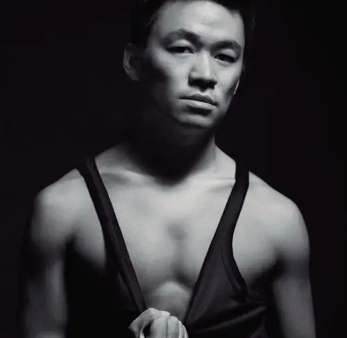 一直以搞笑,朴实形象示人的王宝强没想到靠健身,一身肌肉