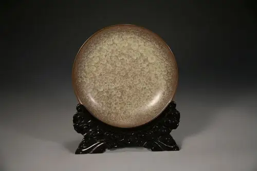 现在瓷器开片形成的纹饰很多,但是真正的"冰裂纹"却不是很常见,这也让