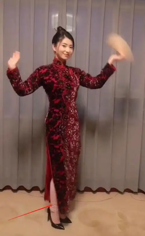 穿粉秋裤表演旗袍变装,扭腰摆胯尬舞太可爱|斓曦|旗袍|沈眉庄_新浪