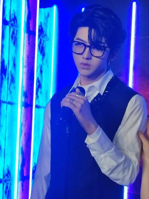 蔡徐坤超话#蔡徐坤#戴眼镜的蔡徐坤