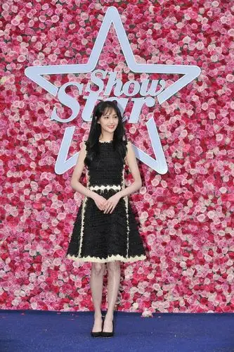 看惯了郑爽休闲装束,穿上小礼服的她美爆了,黑裙配上尖头高跟鞋优雅