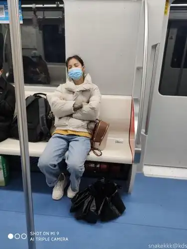 地铁偶遇口罩美女