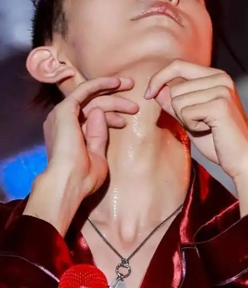 喉结杀有多撩##易烊千玺[超话]# 看看易烊.