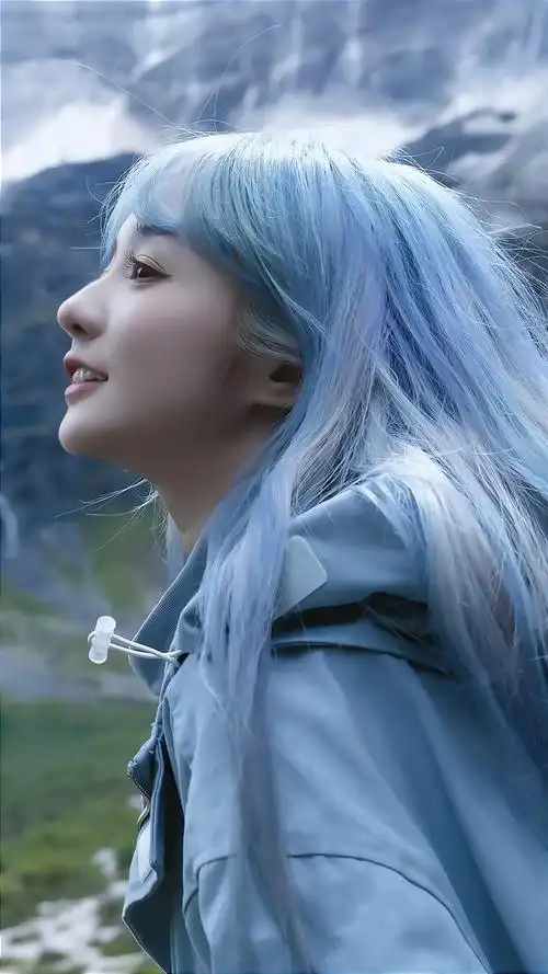 蓝色头发的女孩