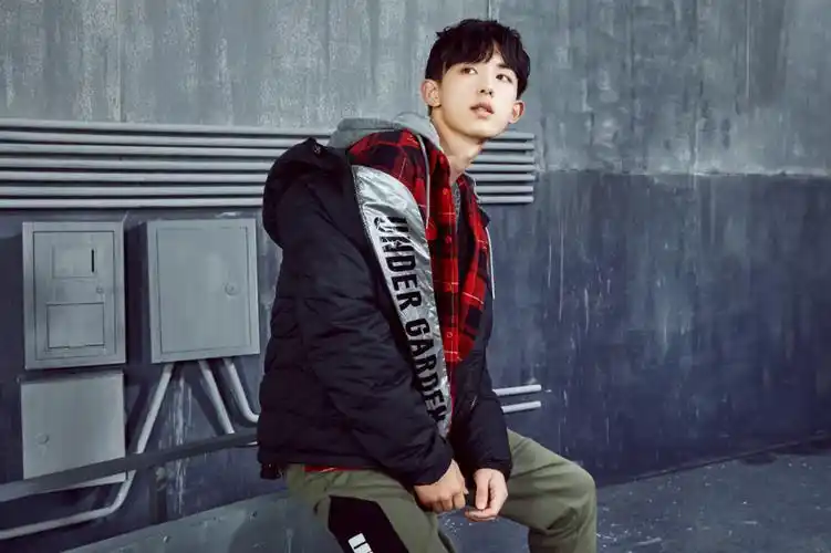 t icon |"冷殿下"郭俊辰,是刚满 21 岁的"时尚旋风校草学长".