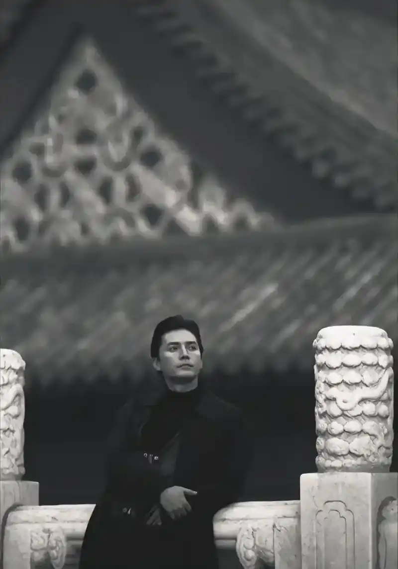 朗艳独绝,世无其二#1996年尊龙重游故宫照片 - 抖音