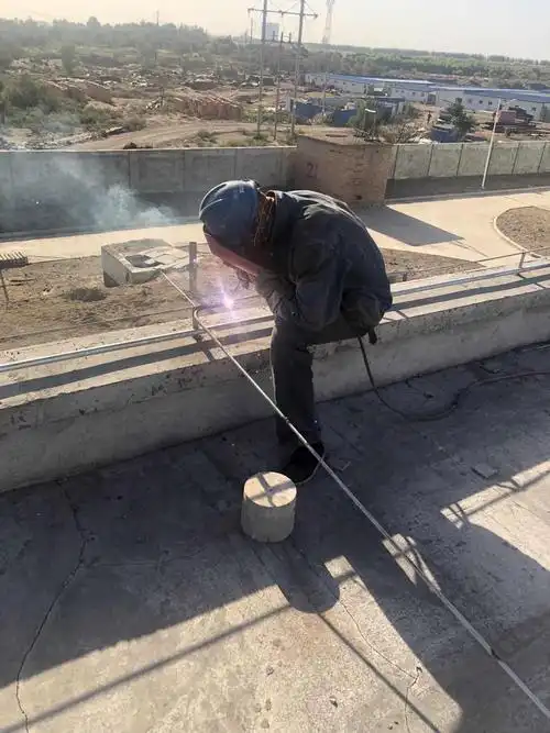 酒泉3804项目8月18日辅助厂房屋面防雷接地施工