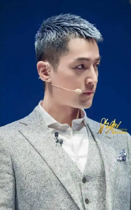 胡歌又出来了,这次是寸头加奶奶灰加灰色西装