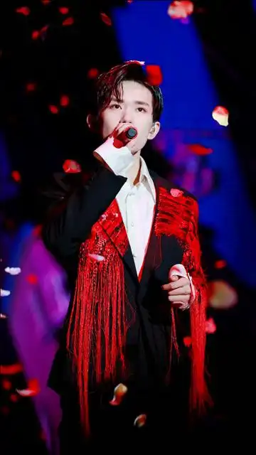 易烊千玺成人礼的玫瑰花瓣雨,婚礼现场既视感,太美了!