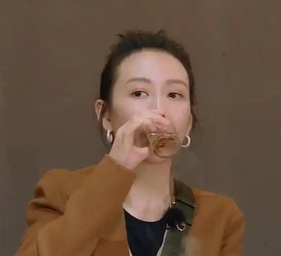 面对镜头王鸥也非常的大方,和闺蜜一起回忆以前和老梁在一起的过往,有