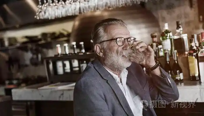 男人饮酒酒精在酒吧