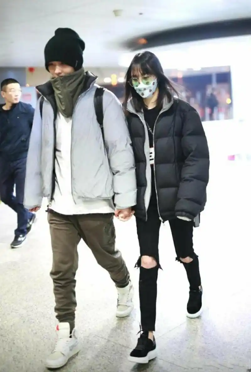 郑爽张恒情侣装,两人十指紧扣甜蜜秀恩爱,网友:一嘴的狗粮!