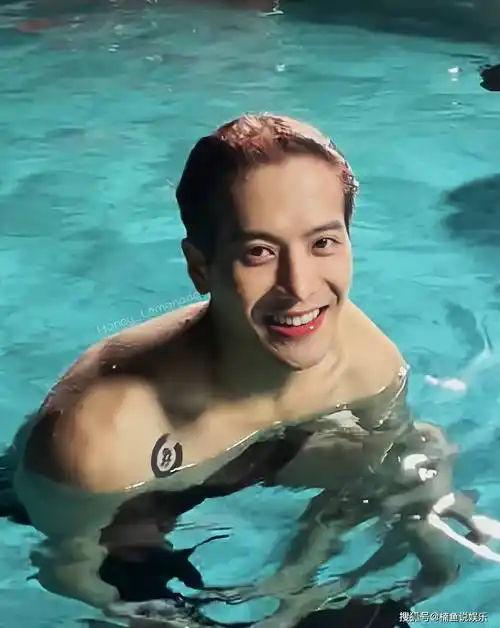 王嘉尔红色西装真空上阵泳池大片演绎肌肉线条人鱼王子登场