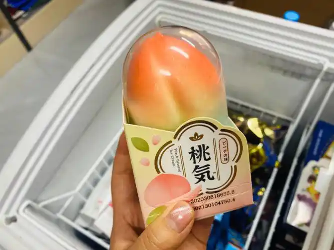 桃子99口味浓郁,白巧克力脆皮,里面雪糕细腻,清甜爽口不偏甜,夏天在