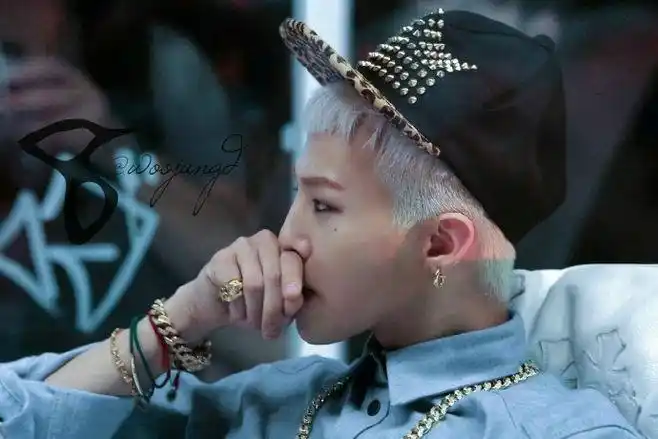 权志龙# 又是who you时期这种白色小短毛好喜欢超清爽你最好看了