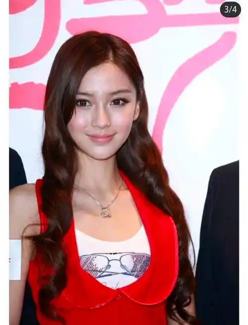 但她身边的人都觉得这个名字的三个音太难读,加上杨颖有婴儿肥,所以都