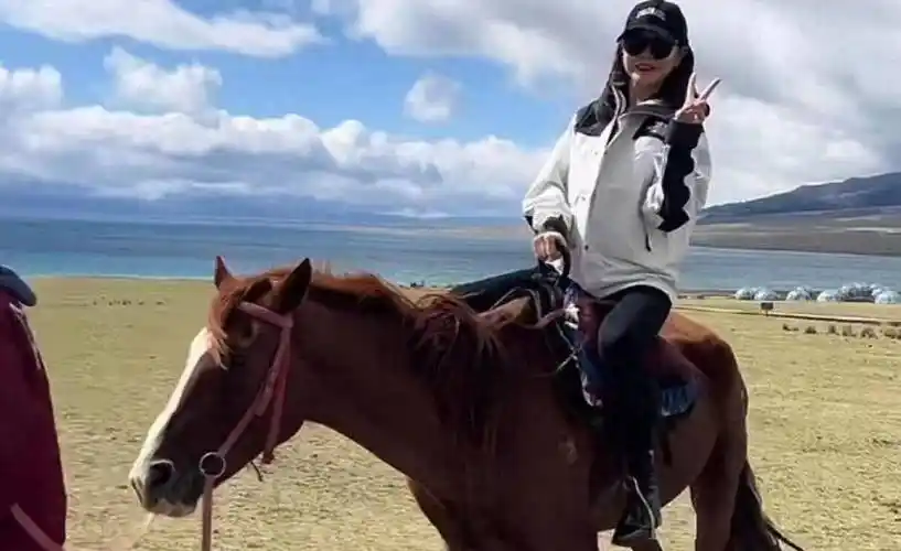 胡明轩妈妈50岁骑马风韵,皮肤滑嫩无皱纹,身材傲人_广东队_主场比赛