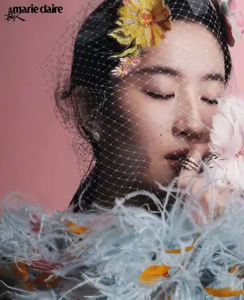 刘亦菲《嘉人》三月封面,裸色抹胸身材曼妙,仙气飘飘如花神降临