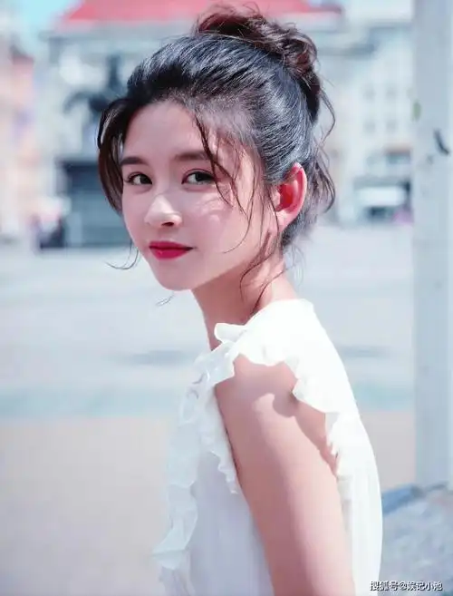 不过,林思意没有鞠婧祎的好运气,入圈这么多年,她一直都是不温不火的