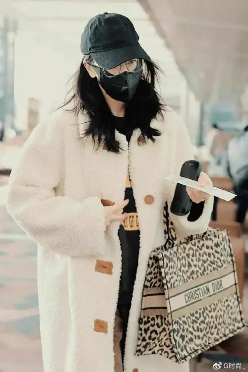 迪丽热巴私服秀场穿搭像2个人一个保暖奶萌一个艳光四射