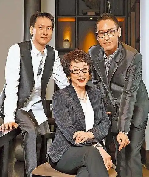 徐枫没太多时间沉浸在悲痛中,毕竟还有两个刚成年的儿子需要照顾.