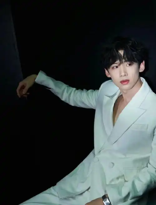 白敬亭头像|白敬亭壁纸    你出现时 心动就有了定义