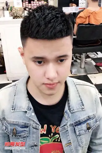男生夏天最潮短发 修剪两侧的短发设计(4)-男生短发-帅哥发型网