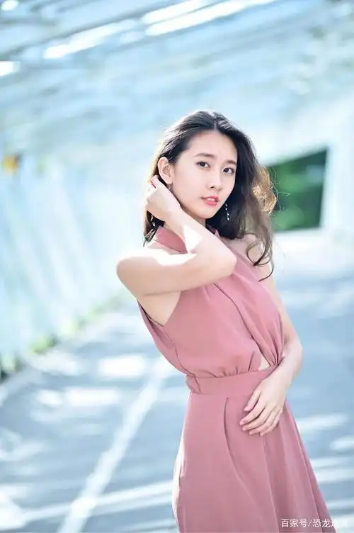 气质出众的知性女生,就是我们常说的养眼美女