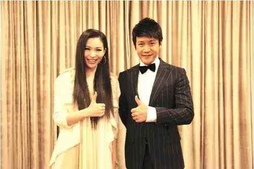 曹芙嘉与陆毅亲切合影携手献唱蒲公英