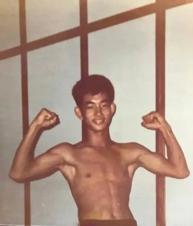 上世纪80年代,年轻时的任贤齐秀肌肉的一张照片,那时候的任贤齐身材