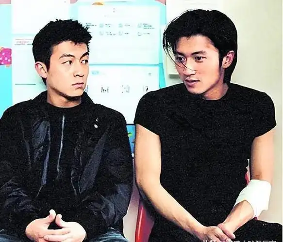 显年轻有多占便宜,这四对男星,明明是同龄人,看着却像