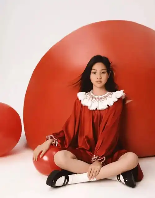 11岁甜馨杂志封面惊艳亮相,仙气四溢网友惊叹:酷似妈妈李小璐!