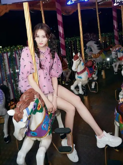 麻花辫造型的关晓彤,气质甜美可爱,穿短裤展现优雅大长腿_网易订阅