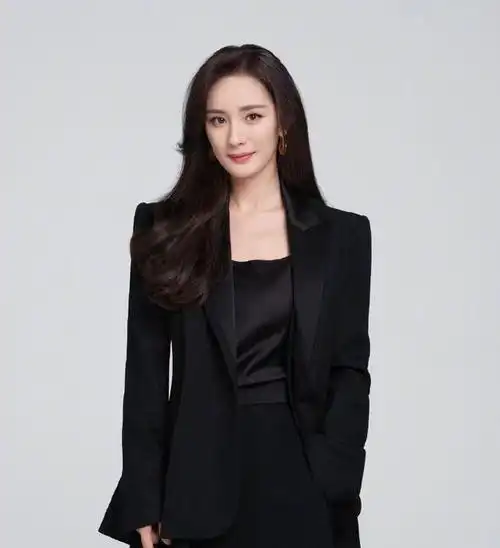 杨幂身穿黑色西装套装优雅靓丽肤白貌美身材曼妙太惊艳