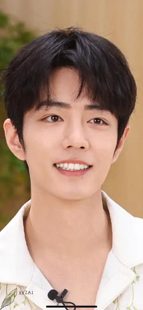 笑起来太好看太治愈啦  #肖战花衬衫直播造型##肖战穿白