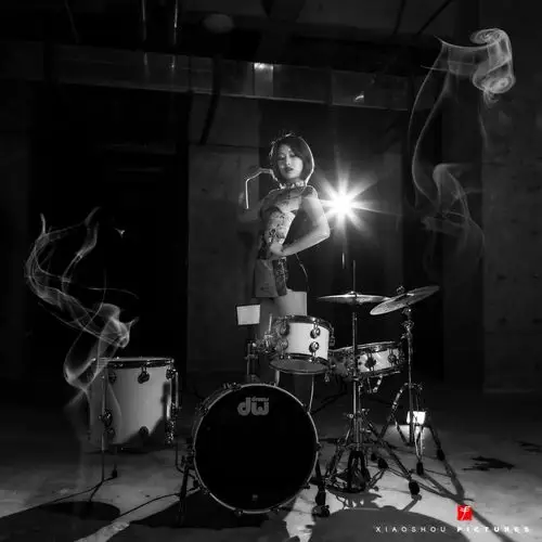 架子鼓黑白人像