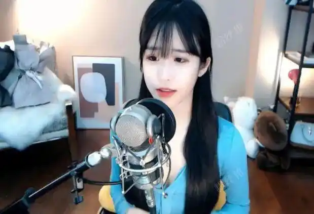 颜值身材条件俱佳斗鱼米儿啊直播划水看手机聊天能聊出收入