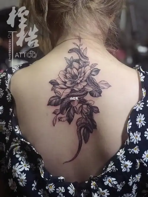 女生后背素花蛇纹身